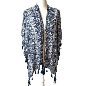 Do Everything in Love Women's Blue and White Patterned‎ Kimono Top in Size OS
